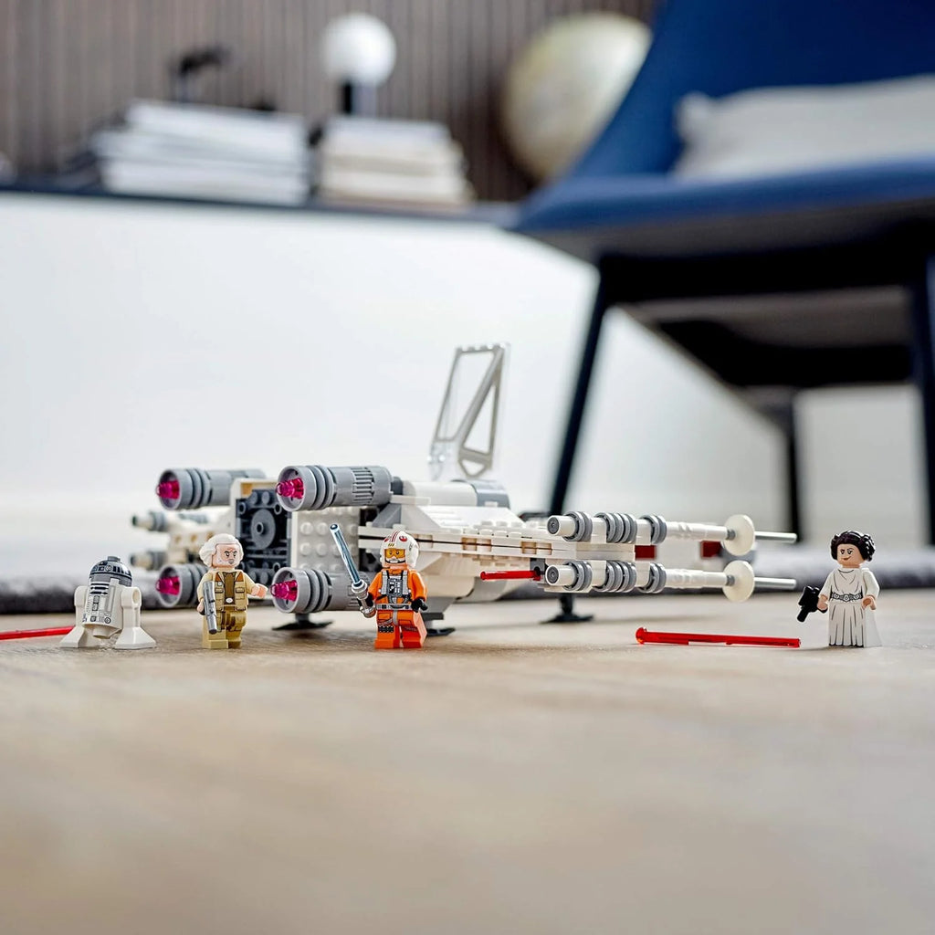 Building Toy with Minifigure and Droid Figure D702